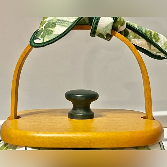 Longaberger 1999 Lots of Luck Basket w/Liner,Charm, Protector,Lid & Product Card - Picture 8 of 10